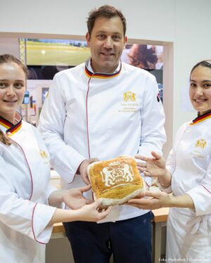 Lars Klingbeil Instagram - Es war mir eine Ehre: 365 Tage Deutscher Brotbotschafter für das deutsche @baeckerhandwerk_de und die vielen tollen Bäckermeisterinnen und Bäckermeister in diesem Land. Habe gelernt, wie man eine Brezel schwingt und wie man Teig richtig fluffig knetet. Meine Bäckerjacke bekommt einen ganz besonderen Platz in meinem Büro. 

Nach einem Jahr darf ich das Amt heute feierlich weiterreichen an meine Bundestagskollegin @dorobaer . Wünsche dir ein tolles Jahr in den Backstuben der Republik. 🥖 🍞 🥯