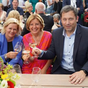 Lars Klingbeil Instagram - Danke, liebe Malu! ❤️

Ich wurde mal gefragt, welche Politikerin mein Vorbild sei. Und ehrlichweise musste ich für diese Antwort gar nicht lange überlegen: @maludreyer. Malu hat dieses große Talent, mit ihrer positiven Art, alle mitzureißen. Sie ist eine Macherin, die immer zu ihren Entscheidungen steht. Sie übernimmt Verantwortung – ohne dabei die Augenhöhe zu verlieren. Sie hat immer im Blick, was die Menschen wirklich brauchen. Kurz gesagt: Sie hat das Herz am rechten Fleck. Und ihr Lachen ist mehr als mitreißend! 

Liebe Malu, ich sage aus tiefstem Herzen Danke! Danke für dein leidenschaftliches Engagement – in der SPD, in Rheinland-Pfalz und für Deutschland. Danke für alles, was ich in unserer Zusammenarbeit lernen durfte. Das hat mich sehr geprägt – als Politiker und als Mensch.
