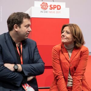 Lars Klingbeil Instagram - Danke, liebe Malu! ❤️

Ich wurde mal gefragt, welche Politikerin mein Vorbild sei. Und ehrlichweise musste ich für diese Antwort gar nicht lange überlegen: @maludreyer. Malu hat dieses große Talent, mit ihrer positiven Art, alle mitzureißen. Sie ist eine Macherin, die immer zu ihren Entscheidungen steht. Sie übernimmt Verantwortung – ohne dabei die Augenhöhe zu verlieren. Sie hat immer im Blick, was die Menschen wirklich brauchen. Kurz gesagt: Sie hat das Herz am rechten Fleck. Und ihr Lachen ist mehr als mitreißend! 

Liebe Malu, ich sage aus tiefstem Herzen Danke! Danke für dein leidenschaftliches Engagement – in der SPD, in Rheinland-Pfalz und für Deutschland. Danke für alles, was ich in unserer Zusammenarbeit lernen durfte. Das hat mich sehr geprägt – als Politiker und als Mensch.