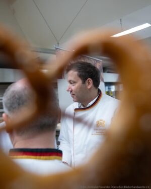 Lars Klingbeil Instagram - Es war mir eine Ehre: 365 Tage Deutscher Brotbotschafter für das deutsche @baeckerhandwerk_de und die vielen tollen Bäckermeisterinnen und Bäckermeister in diesem Land. Habe gelernt, wie man eine Brezel schwingt und wie man Teig richtig fluffig knetet. Meine Bäckerjacke bekommt einen ganz besonderen Platz in meinem Büro. 

Nach einem Jahr darf ich das Amt heute feierlich weiterreichen an meine Bundestagskollegin @dorobaer . Wünsche dir ein tolles Jahr in den Backstuben der Republik. 🥖 🍞 🥯