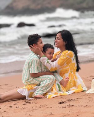 Lasya Manjunath Instagram - Cuteness overloaded 😘❤️🧿🧿🧿
My family 🌊🌴

@colagoabeachresort 
My outfit: @pari.designers_ 
@manjunath_chillale @urs.junnu @its.memunnu