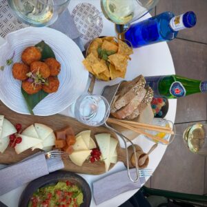 Laura Archbold Instagram - Y comer delicioso.
Y tomarse un vino.
Y reír hasta llorar.
Y hablar de todo y de nada.
Y escuchar la música que nos hace bailar.
Y así.