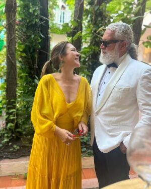 Laura Archbold Instagram - El amor y su fuerza infinita.
Con tanto pasando en el mundo, que lujo es tener la posibilidad de salir por un ratico de la cotidianidad y darse cuenta que tanto en la teoría como en la práctica, el bien siempre nace desde el amor. 
Días de familia, de abrazos y de pechiche para el alma y para el corazón 💛
#daniymathieu gracias por la complicidad, gracias por la generosidad, gracias por compartirnos su amor.