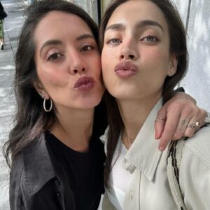 Laura Archbold Instagram - Y comer delicioso.
Y tomarse un vino.
Y reír hasta llorar.
Y hablar de todo y de nada.
Y escuchar la música que nos hace bailar.
Y así.