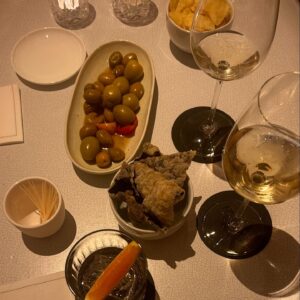 Laura Archbold Instagram - Y comer delicioso.
Y tomarse un vino.
Y reír hasta llorar.
Y hablar de todo y de nada.
Y escuchar la música que nos hace bailar.
Y así.