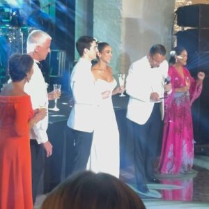 Laura Archbold Instagram - El amor y su fuerza infinita.
Con tanto pasando en el mundo, que lujo es tener la posibilidad de salir por un ratico de la cotidianidad y darse cuenta que tanto en la teoría como en la práctica, el bien siempre nace desde el amor. 
Días de familia, de abrazos y de pechiche para el alma y para el corazón 💛
#daniymathieu gracias por la complicidad, gracias por la generosidad, gracias por compartirnos su amor.
