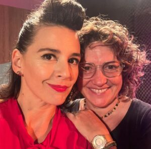 Laura Azcurra Instagram - Pase la tarde buscando fotos de las cientos que tengo con mi madre #elenasapino ❤️ maquillándome para alguna de mis fechorías - por no decir siempre y en todas 💖- Y al final me fui encontrando con el arte de tantos colegas queridxs que ya son familia ✨
Como si Elena no quisiese ser la única prota de este día… 💓

Hoy es el #diadelmaquillador y ese fue su oficio, profesión y vocación 💋

Hace casi 2 años que ella ya no está en suelo terráqueo y la extraño muchísimo ✨  Hoy más …

Honro su labor porque fue una inmensa, la vi crecer y forjar un camino alucinante como maquilladora y caracterizadora ✨Y quiero aprovechar para celebrar el arte y paciencia de tantos maquilladores que nos cuidan y enaltecen el trabajo para que los actores pongamos cara y vida a los personajes 🎭. Su complicidad y equipo son claves para actores y actrices 
Es un vínculo íntimo, constante, y de mucho apapache también. 

Por ellos y por ella, alzo mi copa en su día, agradecida por tanto y comparto algunas de las tantas que hicimos en este último tiempo y más! 

Sisters @paodessaner y @verosabbatinimua ❤️ Brother @gervasiolarriveyestudio ❤️ Hadas mágicas ✨ @anapaulapuntocom ❤️ @vickypalma_makeup ❤️ @cynthiarojaspromakeup ❤️ @polimakeup ❤️ @ilemakeup3 ❤️ @malvinamariani ❤️ @magdapuimakeup ❤️ entre tantxs que conocí, la conocieron y compartimos 💓

Gracias por tanto cariño y aguante 💪🏾 

Y recuerda que si eres del gremio, la hermosa grupa de @amrarg te espera para ser parte de la asociación de maquilladores de la Republica Argentina 🇦🇷

#makeupartist  #maquiadora