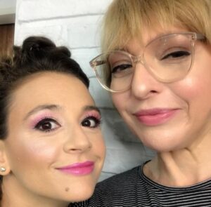 Laura Azcurra Instagram - Pase la tarde buscando fotos de las cientos que tengo con mi madre #elenasapino ❤️ maquillándome para alguna de mis fechorías - por no decir siempre y en todas 💖- Y al final me fui encontrando con el arte de tantos colegas queridxs que ya son familia ✨
Como si Elena no quisiese ser la única prota de este día… 💓

Hoy es el #diadelmaquillador y ese fue su oficio, profesión y vocación 💋

Hace casi 2 años que ella ya no está en suelo terráqueo y la extraño muchísimo ✨  Hoy más …

Honro su labor porque fue una inmensa, la vi crecer y forjar un camino alucinante como maquilladora y caracterizadora ✨Y quiero aprovechar para celebrar el arte y paciencia de tantos maquilladores que nos cuidan y enaltecen el trabajo para que los actores pongamos cara y vida a los personajes 🎭. Su complicidad y equipo son claves para actores y actrices 
Es un vínculo íntimo, constante, y de mucho apapache también. 

Por ellos y por ella, alzo mi copa en su día, agradecida por tanto y comparto algunas de las tantas que hicimos en este último tiempo y más! 

Sisters @paodessaner y @verosabbatinimua ❤️ Brother @gervasiolarriveyestudio ❤️ Hadas mágicas ✨ @anapaulapuntocom ❤️ @vickypalma_makeup ❤️ @cynthiarojaspromakeup ❤️ @polimakeup ❤️ @ilemakeup3 ❤️ @malvinamariani ❤️ @magdapuimakeup ❤️ entre tantxs que conocí, la conocieron y compartimos 💓

Gracias por tanto cariño y aguante 💪🏾 

Y recuerda que si eres del gremio, la hermosa grupa de @amrarg te espera para ser parte de la asociación de maquilladores de la Republica Argentina 🇦🇷

#makeupartist  #maquiadora
