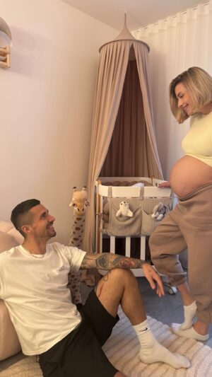 Laura Chrebetová Instagram - Už nejde byť viac pripravení a miminko stále nikde ✨ ešte týždeň do termínu 👶🏻

Ďakujeme @levinfelin_sk a @levinfelin_cz za túto krásnu výbavičku 🤍🤎 

#babyontheway#parentstobe#spolupráca#babyboy