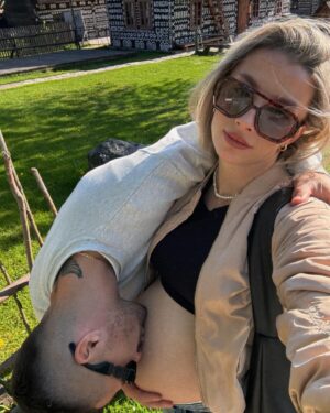 Laura Chrebetová Instagram - Prvomájová pusa trochu inak 😅 inak neviem ako vás ale nás celkom teší, že tie čerešne sú už odkvitnuté aspoň je tu viac kreatívnych pús a fotiek 😆 minulý rok sme sa zobudili a jedine čo sme videli na internete boli čerešňový stromy. My sme samozrejme nemohli chýbať a to sme nevedeli že další rok na prvého mája budeme už skoro traja 🥹🤭
