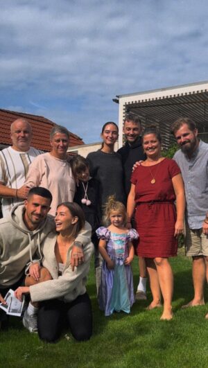 Laura Chrebetová Instagram - Toľko slzičiek šťastia a úprimnej radosti v jednom videu ✨🥹 

#anouncement#pregnant#family