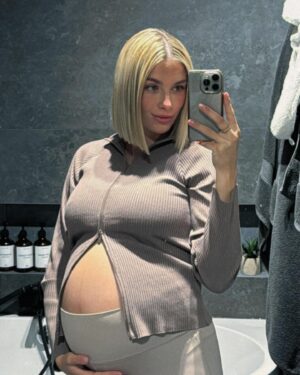 Laura Chrebetová Instagram - Tento vyber mi ostal zaseknutý v konceptoch tak ho využijem. Pred pôrodom som chodila na teoretický kurz predpôrodnej prípravy priamo v nemocnici, kde som chcela rodiť ( Bojnice ) tam nám všetko presne krok po kroku vysvetlili ukázali nám sálu vzdychareň a jednoducho nás previedli teoreticky všetkým čo nás čaká. Ďalej som chodila na praktické predporodné cvičenia kde bolo samozrejme super že som sa hýbala ale možno to bolo skôr o ten socializácii s ostatnými tehulkami a vymieňanie si nejakých rád a skúsenosti. Ďalej si myslím že veľkú rolu v mojej príprave zohral Aniball a masírovanie hrádze pretože pravdepodobne vďaka tomu som porodila celkom ľahko a bez nástrihu. A nie len že vás to pripraví fyzicky ale myslím si že aj psychicky pretože aspoň zhruba viete aký to je pocit a ďalšou vecou je že sa pri tom učíte správne dýchať. Posledné týždne tehotenstva som pila malinikovy čaj a robila si bylinkové náparky. Ale veľkú rolu na moju psychiku bolo to že som sa snažila byt čo najviac informovaná a to od začiatku tehotenstva az do pôrodu. Chcela som vedieť, čo sa somnou deje. Každého kto ma vyšetroval som sa pýtala aj keď niekedy možno pre nich nezmyselne otázky. A to mi pomohlo byť kludna pretože som jednoducho vedela čo ma čaká, ze to nebude jednoduché ale viem čo robiť. Treba počúvať čo vám kážu lekári a všetko pôjde ľahko. Tak len toľko žienky. Teraz už ani neviem že som rodila. Hlava to vytesni a fyzicky sa cítim perfektne. Stojí to za to a pre každú jednu z vás, ktorú to čaká ZVLÁDNETE TO ĽAVOU ZADNOU. A nenechajte sa strašiť príbehmi o hrozných pôrorodch vy môžete kľudne porodiť za tri hodky ✨