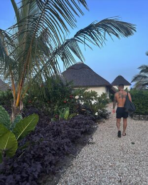 Laura Chrebetová Instagram - Zanzibar photo dump 🌴 

Prvých pár dni nám trvalo, kým sme sa zabývali a celkovo zvykli si či už na jedlo, vlhko a teplo a dospali dlhý let, ale dlho mám to netrvalo. Na dobré sa ľahko zvyká 🫢 zistili sme že tu v obchodoch nekúpite ani 50% toho, na čo sme my zvyknutí ako na samozrejmosť. Ovocie, ktoré sme si kúpili od miestneho chlapca (2 mangá, ananás, a zväzok banánov 4€) bolo také sladké, že take v živote v obchode nekúpite nech je bio aké chce🥭. Prvé noci som mala schyzy zo slamených striech a hovorila som si, že tade môže preliezť kadejaká háveď ALE prežili sme a jedine, s čím sme sa stretli sú malé pavučiky a jašteričky 😅 som zvedavá čo prinesú nasledujúce dni ☀️ A vám všetkým, ktorí ste tu boli alebo tu bývate, ďakujeme za rôzny rady a triky postupne to všetko čítame 🫶🏻 

#vacay#honeymoon#zanzibar