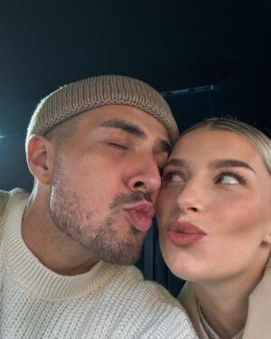 Laura Chrebetová Instagram - Posielame lásku 🤎 

#loveisintheair#hubby#smilemore#crazy