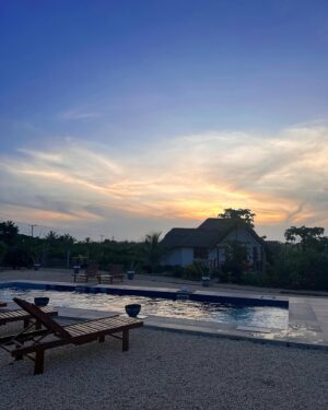 Laura Chrebetová Instagram - Zanzibar photo dump 🌴 

Prvých pár dni nám trvalo, kým sme sa zabývali a celkovo zvykli si či už na jedlo, vlhko a teplo a dospali dlhý let, ale dlho mám to netrvalo. Na dobré sa ľahko zvyká 🫢 zistili sme že tu v obchodoch nekúpite ani 50% toho, na čo sme my zvyknutí ako na samozrejmosť. Ovocie, ktoré sme si kúpili od miestneho chlapca (2 mangá, ananás, a zväzok banánov 4€) bolo také sladké, že take v živote v obchode nekúpite nech je bio aké chce🥭. Prvé noci som mala schyzy zo slamených striech a hovorila som si, že tade môže preliezť kadejaká háveď ALE prežili sme a jedine, s čím sme sa stretli sú malé pavučiky a jašteričky 😅 som zvedavá čo prinesú nasledujúce dni ☀️ A vám všetkým, ktorí ste tu boli alebo tu bývate, ďakujeme za rôzny rady a triky postupne to všetko čítame 🫶🏻 

#vacay#honeymoon#zanzibar