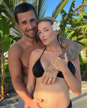 Laura Chrebetová Instagram - Síce trochu s omeškaním, pretože sa ešte dávame dokopy z dlhého letu ale prajeme vám všetkým Šťastný Nový rok a ten další bude určite ešte krajší ako minulý ✨🙌🏼 My sme včera večer len dobehli majonézový šalát a rezne, ktorých ste sa vy všetci prejedali počas sviatkov, ľahli do postele a Silvester sme viac menej prespali 🫢 a teraz toho budeme dobiehať asi viac keďže sme si mesiac dali pauzu od povinnosti ale stálo to za to 🫶🏻 

#newyear#throwback