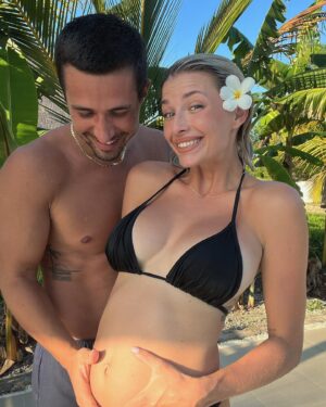 Laura Chrebetová Instagram - Síce trochu s omeškaním, pretože sa ešte dávame dokopy z dlhého letu ale prajeme vám všetkým Šťastný Nový rok a ten další bude určite ešte krajší ako minulý ✨🙌🏼 My sme včera večer len dobehli majonézový šalát a rezne, ktorých ste sa vy všetci prejedali počas sviatkov, ľahli do postele a Silvester sme viac menej prespali 🫢 a teraz toho budeme dobiehať asi viac keďže sme si mesiac dali pauzu od povinnosti ale stálo to za to 🫶🏻 

#newyear#throwback