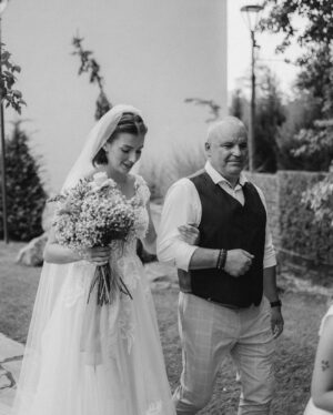 Laura Chrebetová Instagram - RODINA ♾️

📷 @jankosaristan_photography 📷

#wedding#memories#love#tears#emptions#familyiseverything