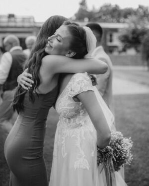 Laura Chrebetová Instagram - RODINA ♾️

📷 @jankosaristan_photography 📷

#wedding#memories#love#tears#emptions#familyiseverything
