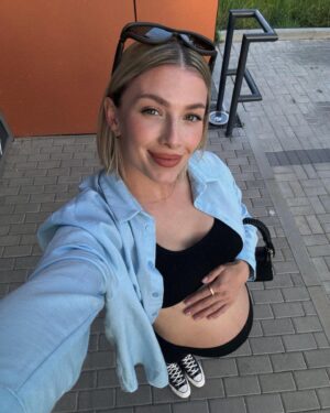 Laura Chrebetová Instagram - Každý jednoduchý outfit dostane ten správny šmrnc so šperkami od @apart.cz ✨

#spolupraca#apartsperky
