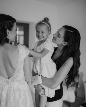 Laura Chrebetová Instagram - RODINA ♾️

📷 @jankosaristan_photography 📷

#wedding#memories#love#tears#emptions#familyiseverything