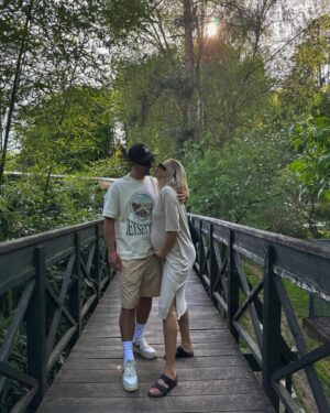Laura Chrebetová Instagram - Už sa s tým banderom nedostaneme moc ďaleko ale urobili sme si aspoň taký malý výlet do tej našej zoo 🦩 najbližšie už zoo len v trojici 👶🏻