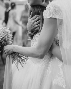 Laura Chrebetová Instagram - RODINA ♾️

📷 @jankosaristan_photography 📷

#wedding#memories#love#tears#emptions#familyiseverything