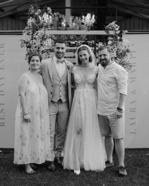 Laura Chrebetová Instagram - RODINA ♾️

📷 @jankosaristan_photography 📷

#wedding#memories#love#tears#emptions#familyiseverything
