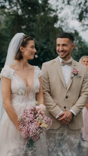 Laura Chrebetová Instagram - Pred pár dňami to boli presne 2 roky, od kedy sme sa v Love Islande dali dokopy a nemôžme uveriť tomu, koľko sa toho od vtedy stalo ❤️ bude to pekný príbeh, ked raz svojim deťom porozprávame, ako sme sa dali dokopy ✨ 

Za video zo svadby ďakujeme @viliamdrab 🎥 

#realityshowlove#wedding#couple#justmarried#bride#groom#weddingdress#video#reels#loveisintheair