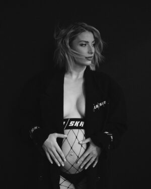 Laura Chrebetová Instagram - Ešte nejaké tu mám uložené ✨📷 keď tak na tie fotky pozerám tak mám pocit že je až neuveriteľne čo všetko to naše ženské telo zvládne 🙏🏼 

#women#pregnancy#photography