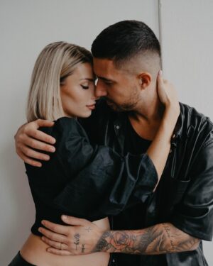 Laura Chrebetová Instagram - Pred nedávnom, ako ste si všimli sme boli na jednom skvelom fotení s @katarinaslesar, ktoré sme si neskutočne užili a myslím, že výsledkom sú nádherne fotky, ktoré nám budú už navždy pamiatkou na toto obdobie 🤍 asi ich tu najbližšie dni bude viac, pretože sú všetky úplne perfektné a je naozaj ťažké vybrať ich len pár 🥹 

Ďakujeme 
📷 @katarinaslesar 📷 
👠 @who.is.laska 👠
💄 @makeupbykatka 💄 

#pregnancyphotoshoot#futureparents