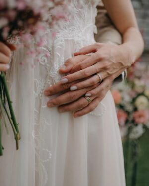Laura Chrebetová Instagram - 18.8.2023 je další z dátumov, ktoré si budeme pamätať do konca života 👰🏻🤵🏻 
Už ste nás v tejto situácii videli viac krát, ale teraz žarty bokom 🤩 sme MANŽELIA ✨ 

Photo by @jankosaristan_photography ✨

#bestday#wedding#bride#groom#foreverkindalove