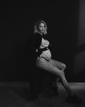 Laura Chrebetová Instagram - Ešte nejaké tu mám uložené ✨📷 keď tak na tie fotky pozerám tak mám pocit že je až neuveriteľne čo všetko to naše ženské telo zvládne 🙏🏼 

#women#pregnancy#photography