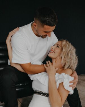 Laura Chrebetová Instagram - Ďalšia várka lásky očami @katarinaslesar 🤍 

Makeup @makeupbykatka 
Styling @who.is.laska 

#love#threeofus#photography#pregnancy