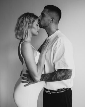 Laura Chrebetová Instagram - Ďalšia várka lásky očami @katarinaslesar 🤍 

Makeup @makeupbykatka 
Styling @who.is.laska 

#love#threeofus#photography#pregnancy