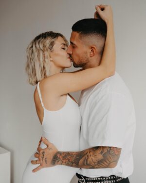 Laura Chrebetová Instagram - Ďalšia várka lásky očami @katarinaslesar 🤍 

Makeup @makeupbykatka 
Styling @who.is.laska 

#love#threeofus#photography#pregnancy