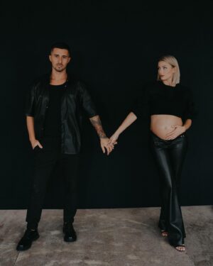 Laura Chrebetová Instagram - Pred nedávnom, ako ste si všimli sme boli na jednom skvelom fotení s @katarinaslesar, ktoré sme si neskutočne užili a myslím, že výsledkom sú nádherne fotky, ktoré nám budú už navždy pamiatkou na toto obdobie 🤍 asi ich tu najbližšie dni bude viac, pretože sú všetky úplne perfektné a je naozaj ťažké vybrať ich len pár 🥹 

Ďakujeme 
📷 @katarinaslesar 📷 
👠 @who.is.laska 👠
💄 @makeupbykatka 💄 

#pregnancyphotoshoot#futureparents