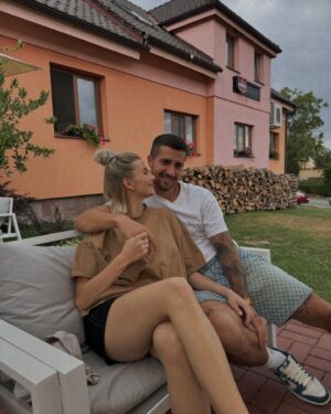 Laura Chrebetová Instagram - Fotka nás dvoch tu už dávno nebola 🫢 asi preto, že už to nie je len my dvaja, a aj keď je, tak sme radi, že sme radi a úplne vyflusnutí po celom dni. Dneska sme aspoň chvíľu obaja naraz sedeli, tak sme si tento vzácny okamih zaznamenali 🤣🥹 

#justtwoofus