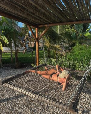 Laura Chrebetová Instagram - Na týchto fotkách mám ešte pomerne roztomilé malé bruško ale musím vam povedať, že od kedy sme prišli zo Zanzibaru tak sa začínam čím ďalej tým viac cítiť ako veľryba a oficiálne nezapnem žiadne rifle a bolo omnoho pohodlnejšie tráviť dni len v letných šatách alebo plavkách🤰🏼🫢 koľko tu mám tehuliek s podobnými problémami ?