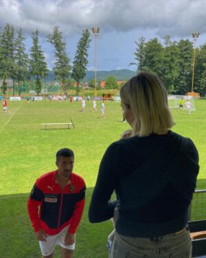 Laura Chrebetová Instagram - Moji chlapci ❤️ Matteo bol dnes omrknuť ihrisko a celkom sa mu tam páčilo vydržal nám v šatke spinkať od 11 až do 4 s jedným nakojením, večer ma asi budú bolieť nohy viac ako tatu fotbalistu, lebo samozrejme nehybne sedieť nie je ono !  ale zvládli sme to 😎 

#loves