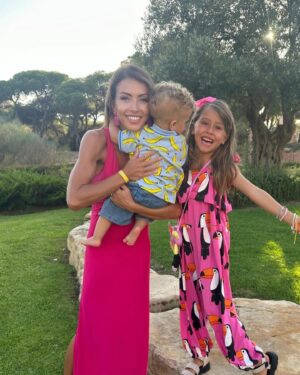 Laura Figueiredo Instagram - A mãe sobreviveu a férias com dois 🥰🙌🏼 Confesso que a melhor parte foi mesmo quando reencontrámos o pai, estes 4 dias foram a minha parte favorita das férias!
Amo a nossa família de 4 🫶🏼 🩷🩷🩵🩵