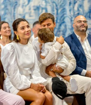 Laura Figueiredo Instagram - Difícil escolher o que partilhar.
Este é um momento nosso, da nossa família e amigos mais próximos mas vocês fazem também parte desta nossa história e fico feliz em partilhar convosco.
🙏🏼🕊️