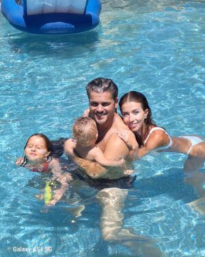 Laura Figueiredo Instagram - A mãe sobreviveu a férias com dois 🥰🙌🏼 Confesso que a melhor parte foi mesmo quando reencontrámos o pai, estes 4 dias foram a minha parte favorita das férias!
Amo a nossa família de 4 🫶🏼 🩷🩷🩵🩵