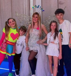 Laura Franco Instagram - VACACIONES DE INVIERNO CON MUCHA ALEGRÍA 🌈 A PURA PANAMMANIA 💞⚡️🎶

Gracias familias por acompañarnos!!! Me hace MUY feliz cantar, bailar y jugar con todos ustedes 🥰💋🎉

A SEGUIR DISFRUTANDO!! 

🎀 Pueden disfrutar de la música de Panam en las siguientes plataformas digitales: 
👉🏽 YouTube: Panam
👉🏽 Spotify: Panam y Circo
👉🏽 TikTok: Panamycirco

Cuchi cuchis 💋💋💋