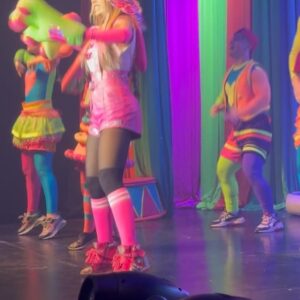 Laura Franco Instagram - VACACIONES DE INVIERNO CON MUCHA ALEGRÍA 🌈 A PURA PANAMMANIA 💞⚡️🎶

Gracias familias por acompañarnos!!! Me hace MUY feliz cantar, bailar y jugar con todos ustedes 🥰💋🎉

A SEGUIR DISFRUTANDO!! 

🎀 Pueden disfrutar de la música de Panam en las siguientes plataformas digitales: 
👉🏽 YouTube: Panam
👉🏽 Spotify: Panam y Circo
👉🏽 TikTok: Panamycirco

Cuchi cuchis 💋💋💋