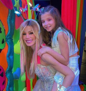 Laura Franco Instagram - VACACIONES DE INVIERNO CON MUCHA ALEGRÍA 🌈 A PURA PANAMMANIA 💞⚡️🎶

Gracias familias por acompañarnos!!! Me hace MUY feliz cantar, bailar y jugar con todos ustedes 🥰💋🎉

A SEGUIR DISFRUTANDO!! 

🎀 Pueden disfrutar de la música de Panam en las siguientes plataformas digitales: 
👉🏽 YouTube: Panam
👉🏽 Spotify: Panam y Circo
👉🏽 TikTok: Panamycirco

Cuchi cuchis 💋💋💋