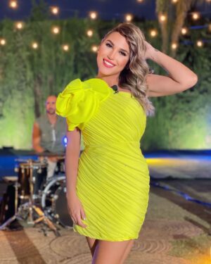 Laura Gallego Cabezas Instagram - A mí me gusta así 🍋‍🟩

👗 @silviafernandezatelier 
✨ @almudenaruizstylist
