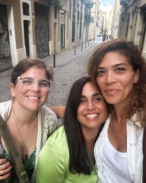 Laura Gómez Instagram - Life lately... part 1. Rambleando in Barna. Worked in a lovely short in beautiful Barcelona, written & directed by Dominican & Brazilian filmmakers @lacamaradekaren & @ulianetatit. Thank you both for bringing me onboard of this lovely project and for putting together such a badass female crew! 

Plus, friends, ⚽️ and good food. If you're ever in Barna, I highly recommend one of my favorite places: @lluritu & recent find @osteriadelcontadino 🎥🇪🇸🥘
•
•
La vida estos días. Parte 1. Rambleando en la hermosa Barna y filmando el cortometraje "Juanita", escrito y dirigido por la dominicana @lacamaradekaren & la brasileña @ulianetatit. Además, amistades, fútbol y buena comida. Si van a Barcelona les recomiendo @lluritu, uno de mis lugares favoritos, y un nuevo descubrimiento -recomendación de @brunacusi- @osteriadelcontadino 🫶🏽