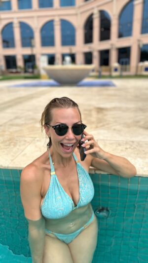 Laura Hamilton Instagram - Just having a little conversation with my twin sister who is always travelling…
.
.
.
#ad @holafly_esim #esim #holafly #travel #unlimiteddata