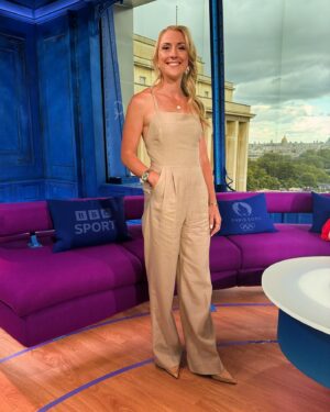 Laura Kenny Instagram - Loveeee the back of this one 💜 Never realised how much I enjoy talking about the Madison until tonight 🙈Hopefully you all got some extra insight into it 😂 

👗 @reiss 
💄 @zkwham